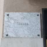 ...anche se nella toponomastica ha mantenuto il nome di via Traiana, come si evince dalla targa moderna che campeggia all�inizio dell�arteria